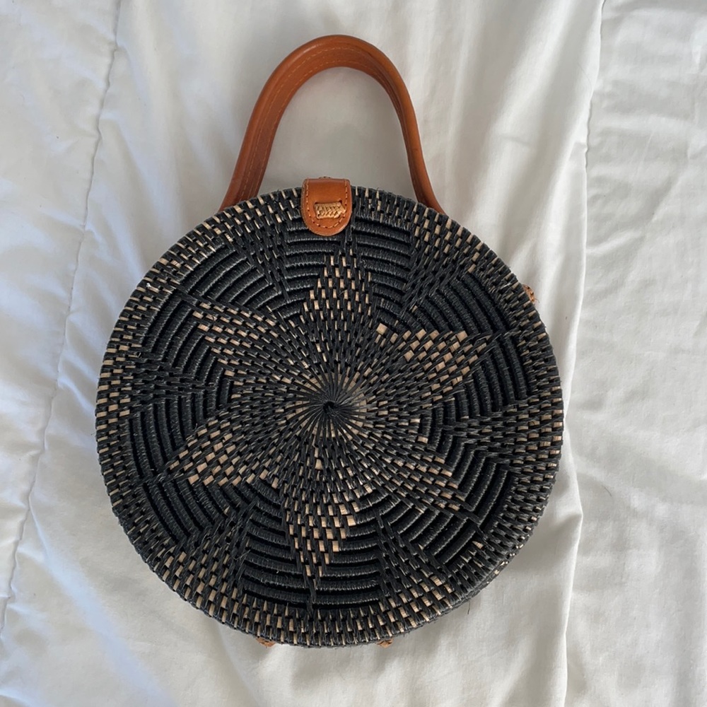Woven round crossbody/shoulder purse.